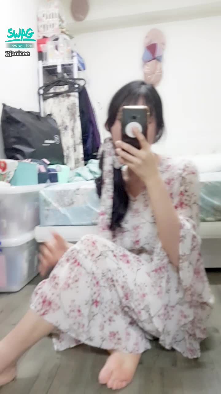 janicee : 綁個馬尾🎀
曝光的裙底😈
洋裝下的美腿👠
plum blossoms🌸