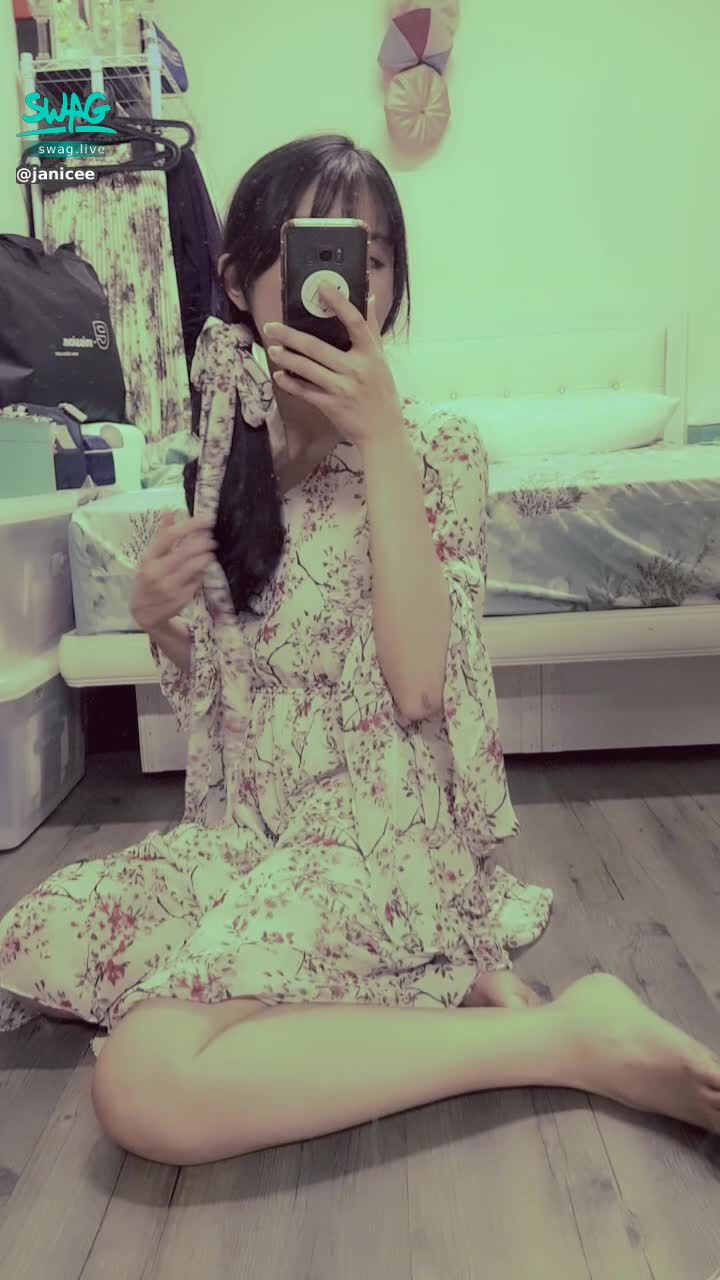 janicee : 解開馬尾，放下烏黑的長髮💗
也放出髮絲的香氣💚
日系女孩💋
洋裝下的美腿👠
plum blossoms🌸