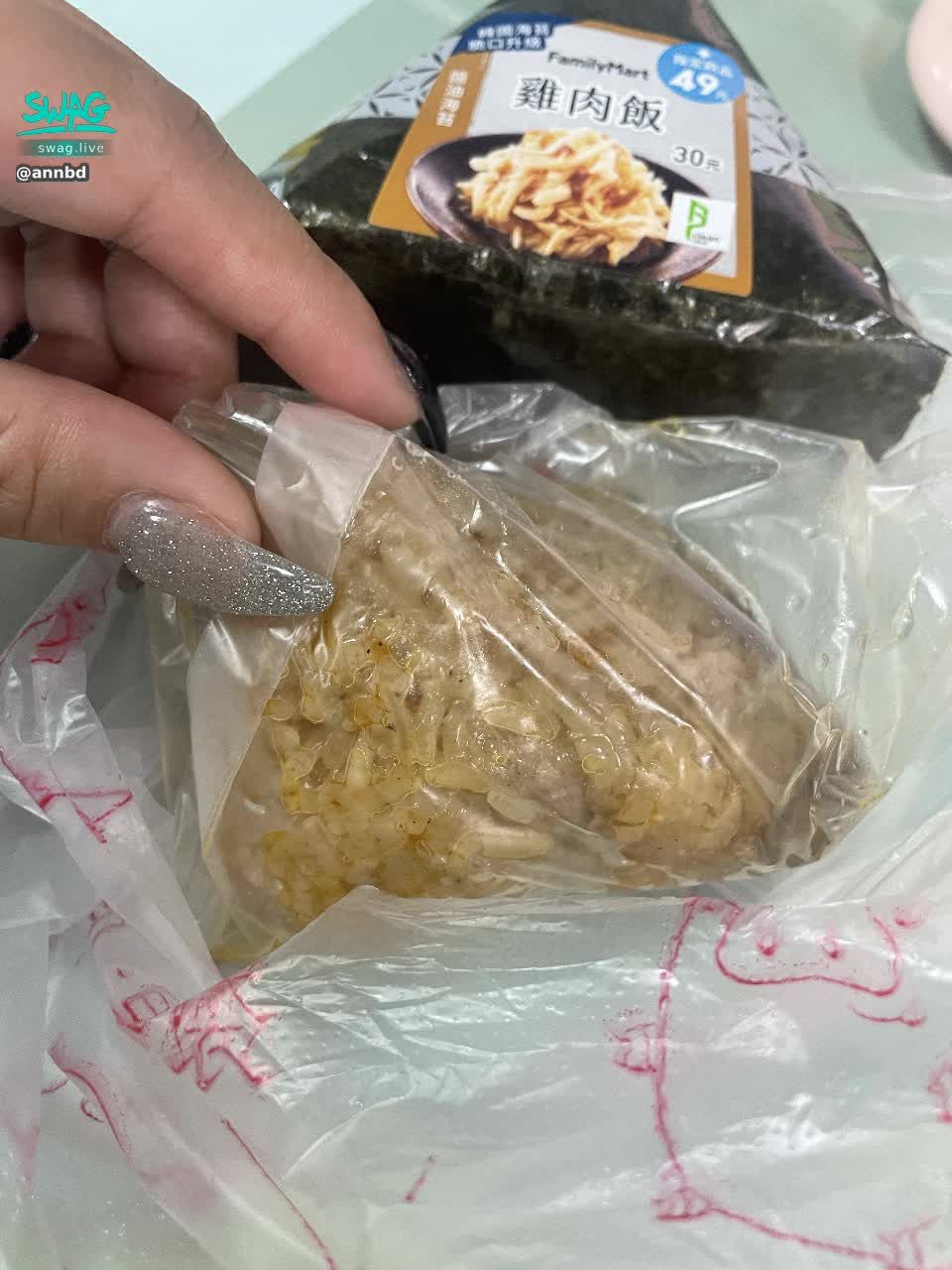 annbd : 不知道為什麼今天早上特別餓
買完早餐後左思右想為什麼自己只買一個粽子
所以又跑去便利商店買了一個飯糰🤣
#早餐