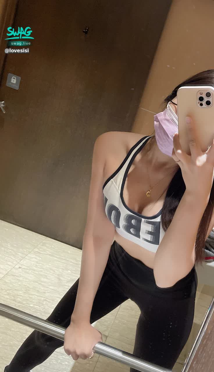 lovesisi : 💪健美E奶模特swag美女健身聯盟💪在健身房看到我的話 你會過來壓我頭？😈
