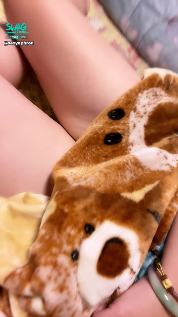 sexyaphrodite : 偷偷看底下有什麼 好像沒穿小褲褲