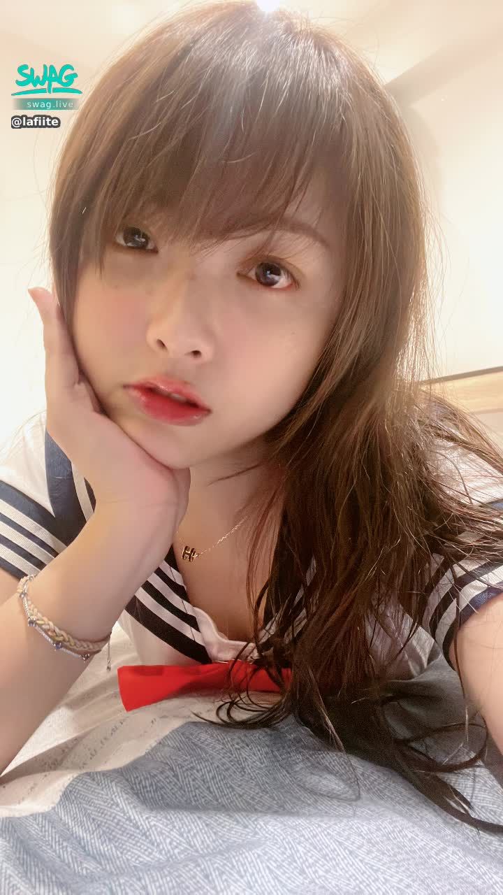 lafiite : 像不像唸書的時候
一回家就趴床的小女生