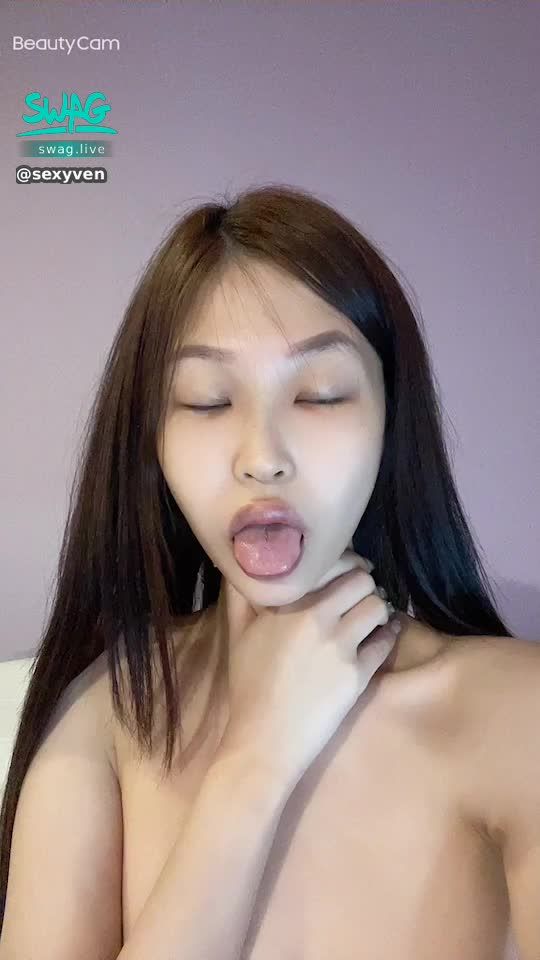 sexyven : 幹嘛把我撲倒 還壓在我身上

#sexyven #湘湘 #露點