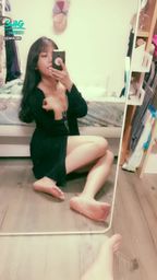 janicee : 拉開外套的瞬間💋
地板上的性感坐姿🌸
穿著性感上衣⭐
可愛的腳底🎀
#深V #低胸 #細肩帶 #乳溝 #性感 #長髮 #黑髮 #鎖骨 #短褲 #美腿 #赤腳 #裸足 #腳底 #腳掌 #拉鍊 #肩膀