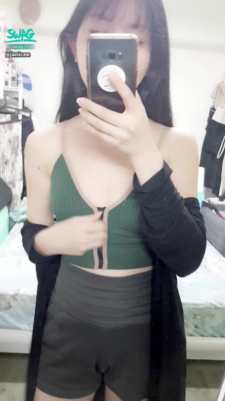 janicee : 把胸口的拉鍊往下拉😈
邪惡的動作⭐
低胸的美好💓
#深V #低胸 #細肩帶 #乳溝 #性感 #長髮 #黑髮 #鎖骨 #短褲 #美腿 #拉鍊 #肩膀 #高跟鞋