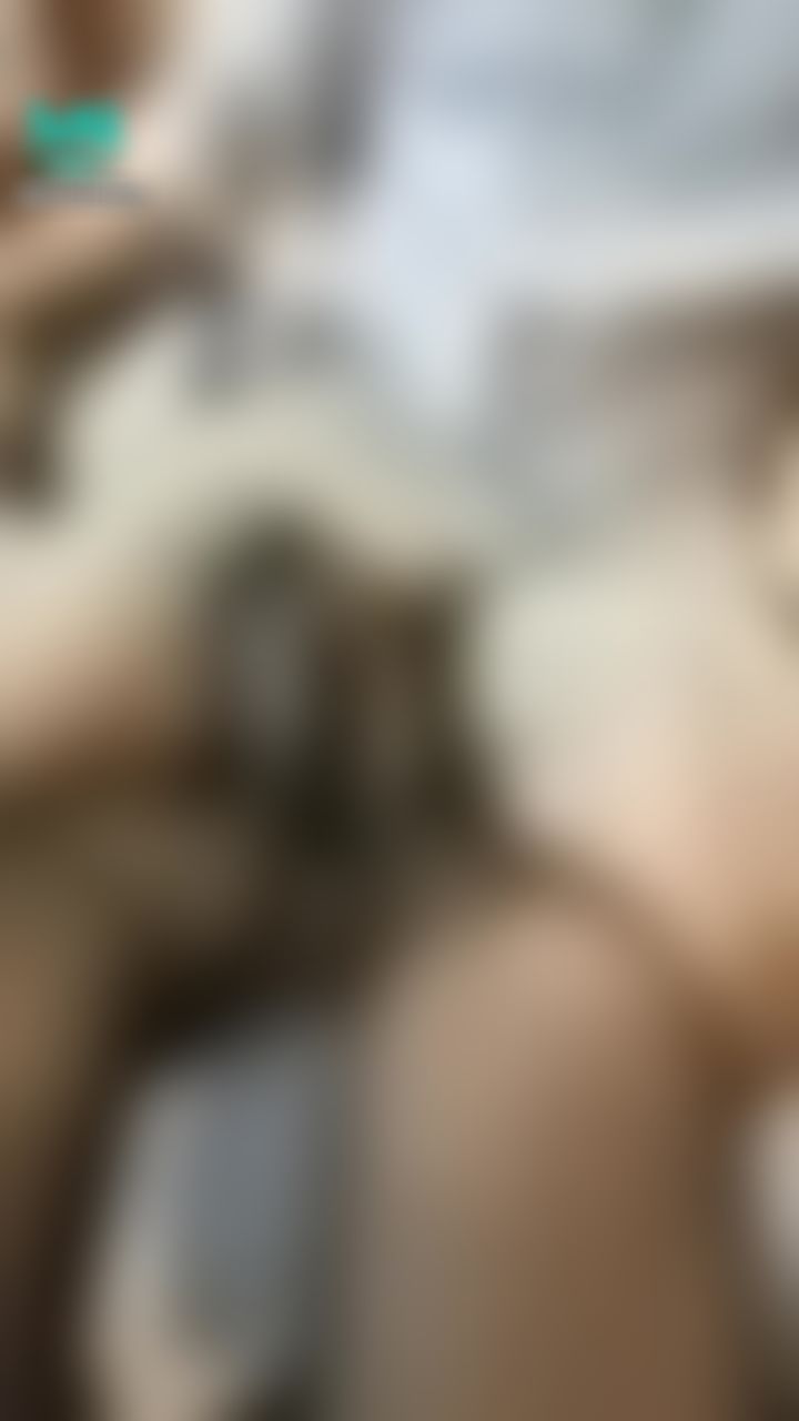  : 這個同事看到我的內褲居然硬起來
當然用絲襪給他服務一下😍😍