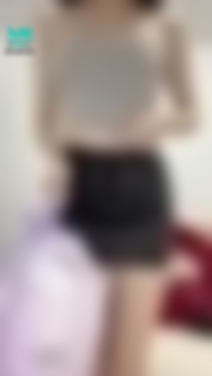 bershuka : 🚚 等等穿這樣去倒垃圾好嗎？🤭
手一拉衣服，奶子就掉出來了‼️😱㊙️

🤍白色騎人節快樂🤍