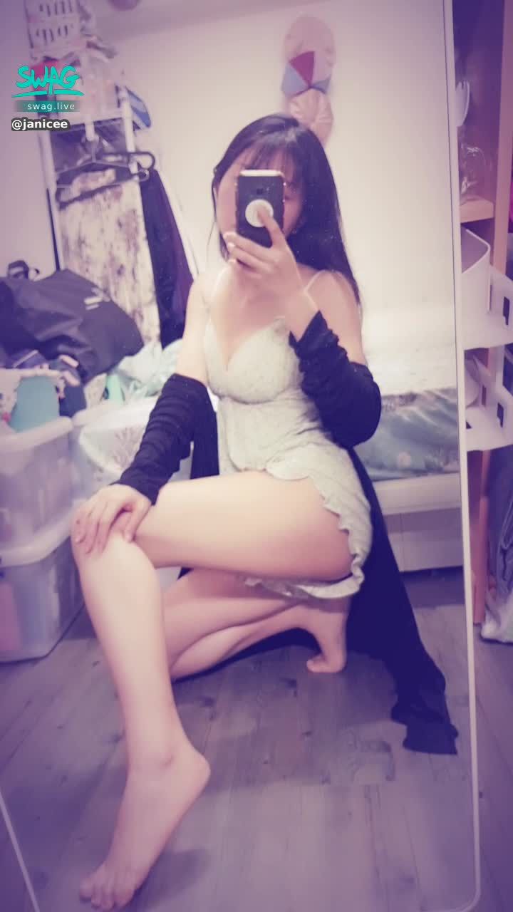 janicee : 開衩短褲下若隱若現的小褲💙
性感極短褲下的微笑線臀型😈
低胸睡衣🌹
#黑髮 #長髮 #裸足 #赤腳 #美腿 #睡衣 #細肩帶 #短褲 #深V #鎖骨 #開衩 #乳溝 #微笑線