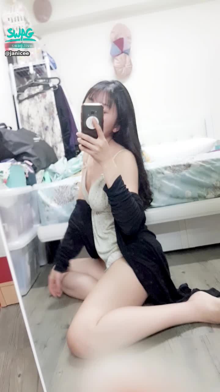 janicee : 背部細肩帶下的肌膚😍
回眸的姿態💚
睡衣的開衩短褲🌹
#黑髮 #長髮 #裸足 #赤腳 #美腿 #睡衣 #細肩帶 #短褲 #深V #鎖骨 #開衩 #乳溝 #美背 #微笑線