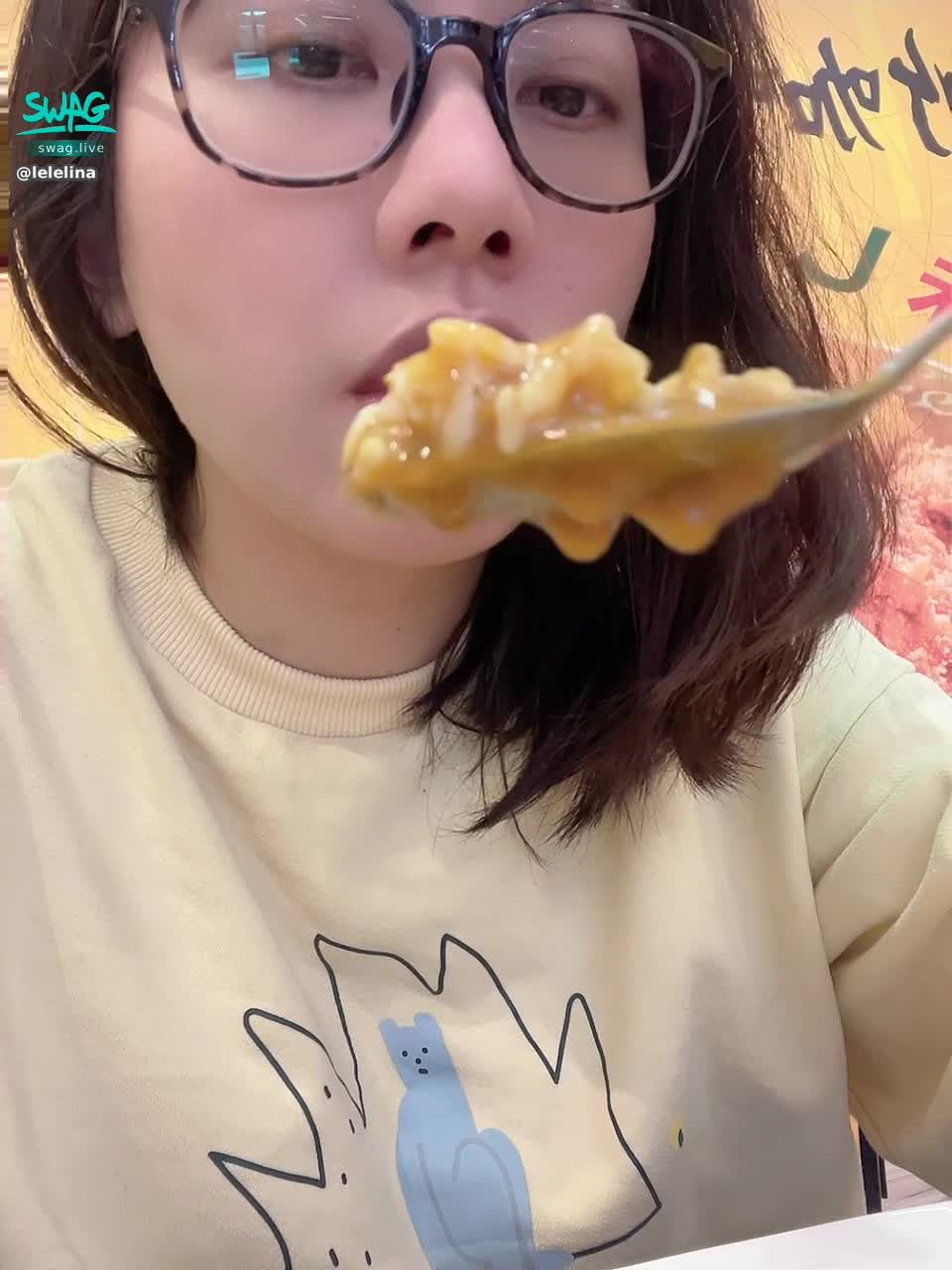 lelelina : 今天小週末吃咖哩…😋😋😋
你今天吃什麼好料..
晚上我還會上播聊聊😜
別忘記😆😆