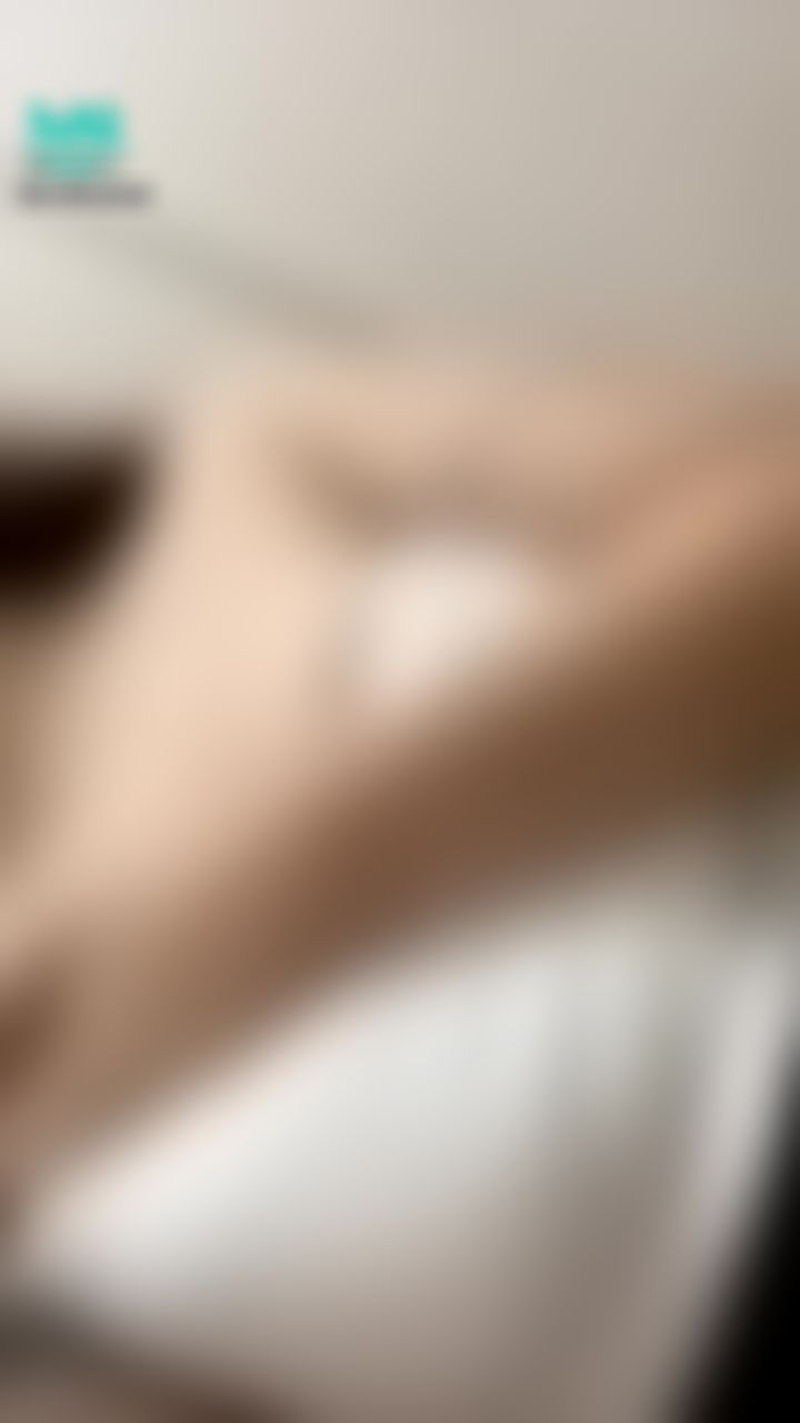 hua_063 : 這視角太邪惡了吧🥰美乳不小心彈出來了🔥🔥🔥寶貝喜不喜歡人家那麼騷呢‼️福利❤️

#絲襪#窄裙#騷#美乳#花花