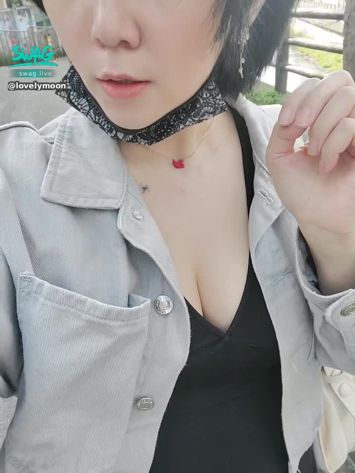 lovelymoon : 早安，這是個適合帶奶帶腿出門的天氣（深v短裙）☺️

騎人節告白：

心被你偷走了，需要抱緊處理。