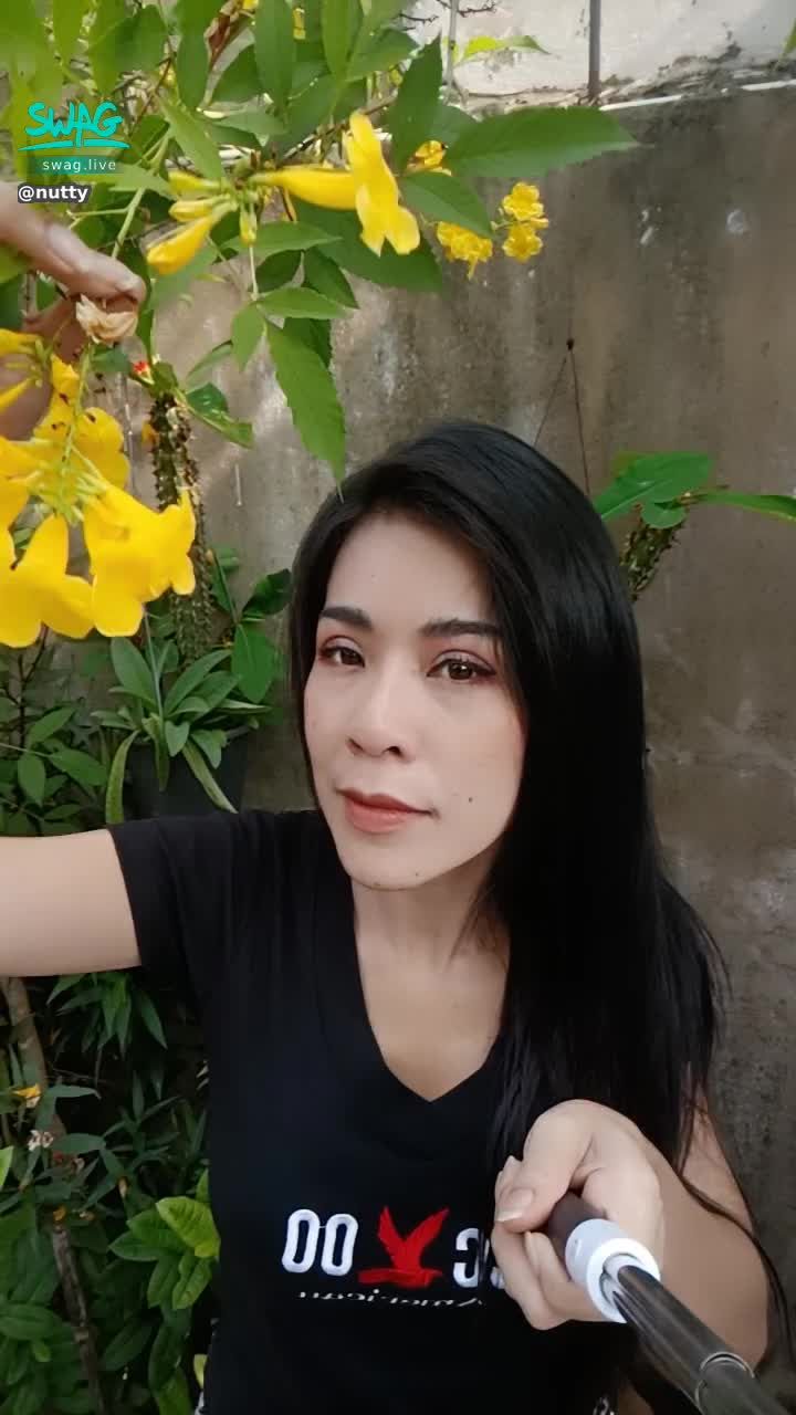 nutty : woman with flowers They belong together 💐 #cute #real #Thai girls #nature