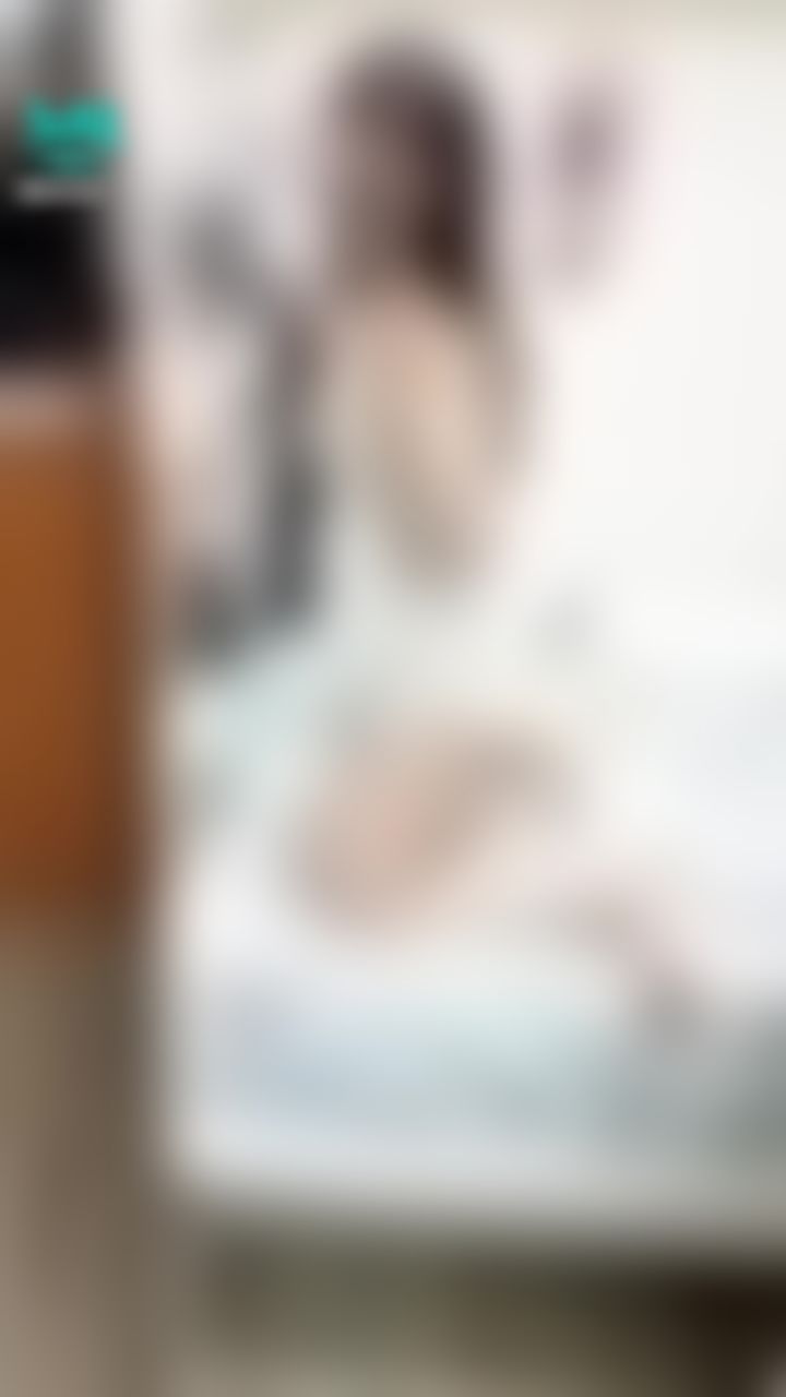 janicee : 側身時罩杯露出的胸部肌膚👀
露點了😈
搖搖臀部，性感微笑線💚
開衩到大腿根部的睡褲😈
低胸睡衣🌹
#黑髮 #長髮 #裸足 #赤腳 #美腿 #睡衣 #細肩帶 #短褲 #深V #鎖骨 #開衩 #乳溝 #胸部 #美臀 #微笑線