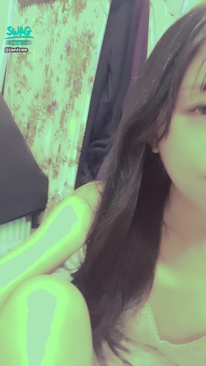 janicee : 脫下肩帶，擠出乳溝😈
嘴唇與美胸的誘惑🌹
摸摸肩頸的肌膚💗
開衩短褲的性感交叉坐姿💙
低胸睡衣🌹
#黑髮 #長髮 #裸足 #赤腳 #美腿 #睡衣 #細肩帶 #短褲 #深V #鎖骨 #開衩 #乳溝 #腋下 #腳底 #腳趾 #足控 #嘴唇 #誘惑 #褲底