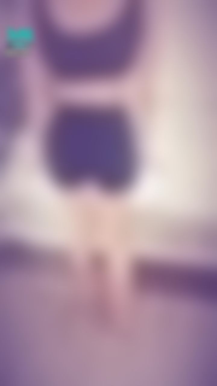 janicee : 短褲下的微笑線🌸 
把小可愛往上拉，搓揉南半球💖
semisphere⭐
#黑髮 #長髮 #美腿 #氣質 #性感 #南半球 #赤腳 #裸足 #露腰 #腳趾 #黑色 #微笑線 #美臀 #揉胸