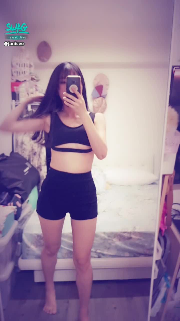 janicee : 捏一下充滿彈性的微笑線🌸 
性感南半球💖
semisphere⭐
#黑髮 #長髮 #美腿 #氣質 #性感 #南半球 #赤腳 #裸足 #露腰 #鎖骨 #腳趾 #黑色 #腳底 #微笑線 #美臀