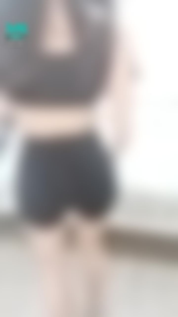 janicee : 屁股再抬高一點⭐扭一下💗
緊身的褲底，結實的臀型😍
短褲下的性感臀線🌸 
小可愛下的南半球💖
semisphere😈
#黑髮 #長髮 #美腿 #氣質 #性感 #南半球 #赤腳 #裸足 #露腰 #鎖骨 #腳趾 #黑色 #腳底 #微笑線 #美臀 #褲底