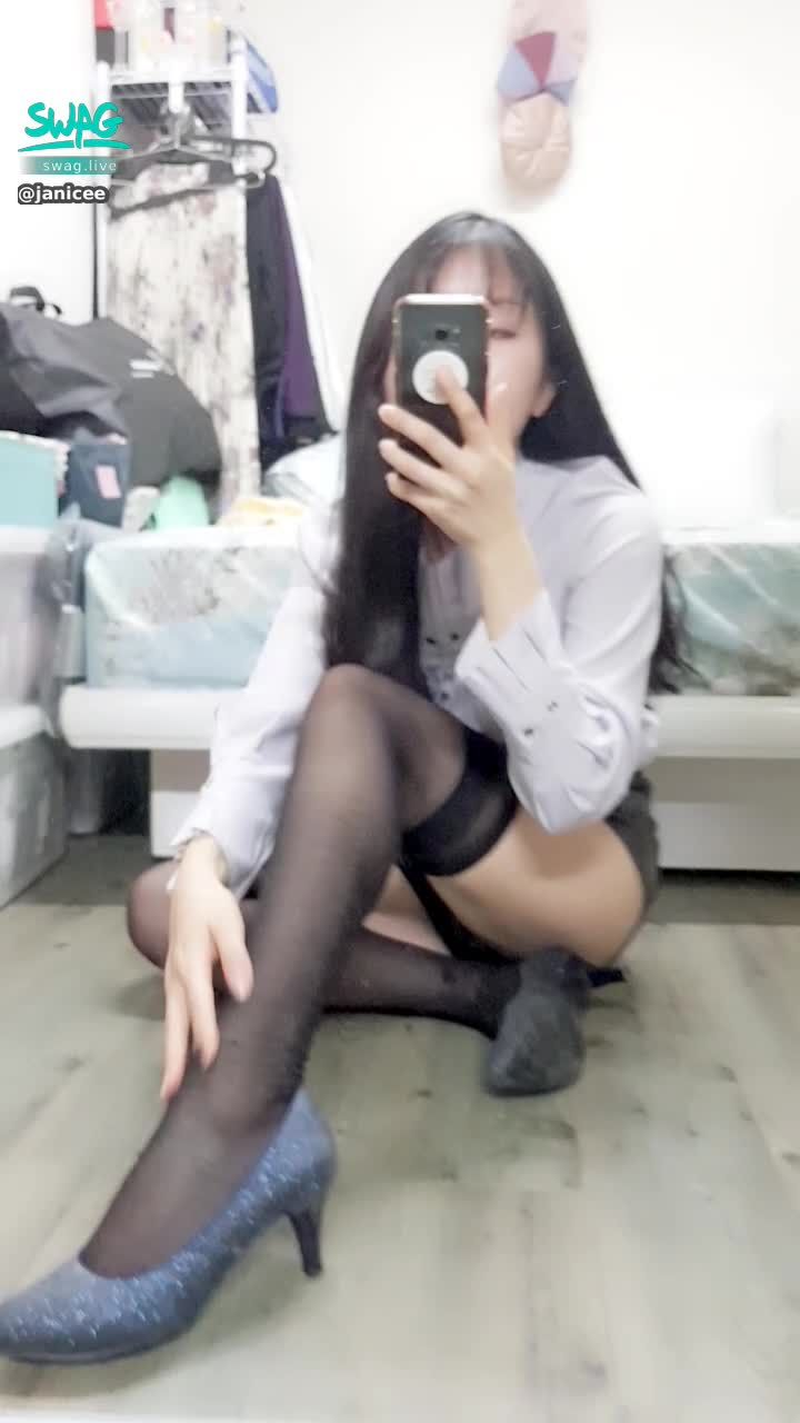 janicee : 短褲的褲底😈
OL襯衫與黑絲高跟鞋👠
膝上襪的絕對領域💋
#OL #膝上襪 #短褲 #絕對領域 #美腿 #黑絲 #大腿襪 #大腿 #長髮 #黑髮 #氣質 #褲底 #高跟鞋