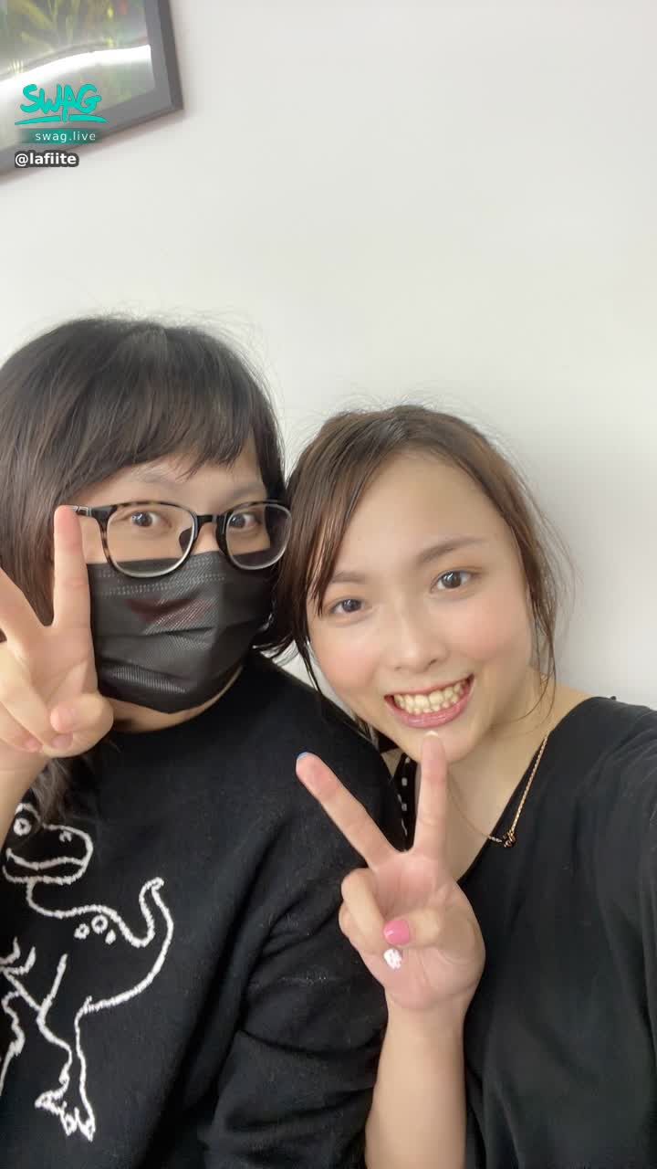 lafiite : 上課好累啊！素顏嚇嚇你們
跟樂樂合照😘

（口罩掉馬桶了😭😭😭）