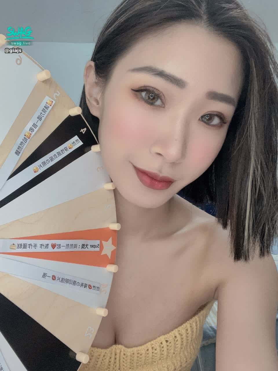 giajs : 今天的大獎跟昨天的不一樣喲❤️❤️❤️快來挑戰然然的運氣
#禮拜六晚上10點陪我直播❤️ #幸運轉盤轉起來 #私訊解鎖更辣的 #性感 #sexy #吃飯約會 #giajs #然然