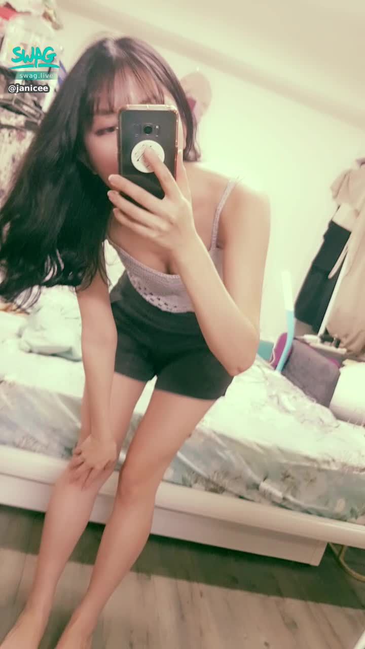 janicee : 向前伸展時窺探美胸的邪惡視角😈
低頭摸腳趾💙
海邊的編織低胸小可愛♥️
性感的鏤空💗
summer vibe⭐
#長髮 #黑髮 #鎖骨 #乳溝 #低胸 #鏤空 #短褲 #細肩帶 #美腿 #赤腳 #裸足 #前傾 #偷窺 #腳趾 #窺視