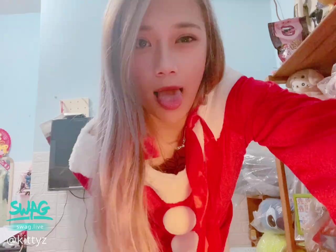 kittyz : 超淫蕩的詩詩穿著紅色性感小丁
誰能頂得住這誘惑啊

🔱喜歡詩詩的記得按追蹤
🔱喜歡什麼類型的可以跟詩詩說 詩詩來滿足你
🔱往後會更努力拍攝更好的影片