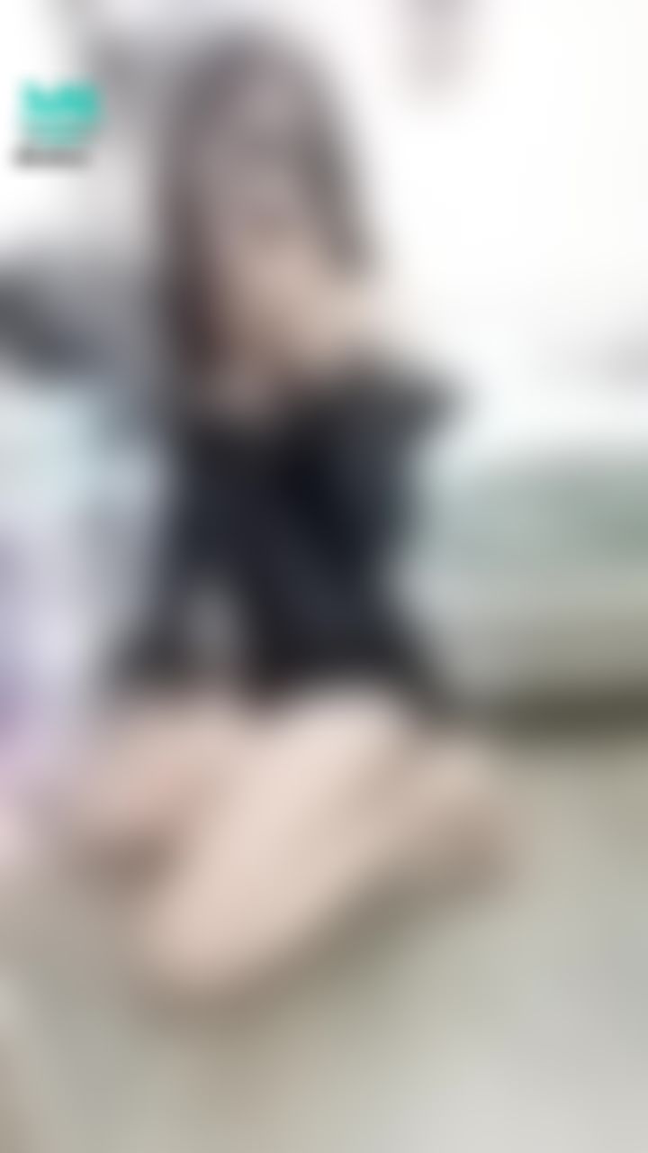 janicee : 泳衣下的美臀😈
側面蹲跪時的美腿曲線💖
性感設計款泳衣💓
隨著音樂搖擺💋
ready for summer💦
#泳衣 #低胸 #肩帶 #大腿 #鎖骨 #黑髮 #長髮 #性感 #swimsuit #裸足 #赤腳 #大腿 #乳溝 #腳趾