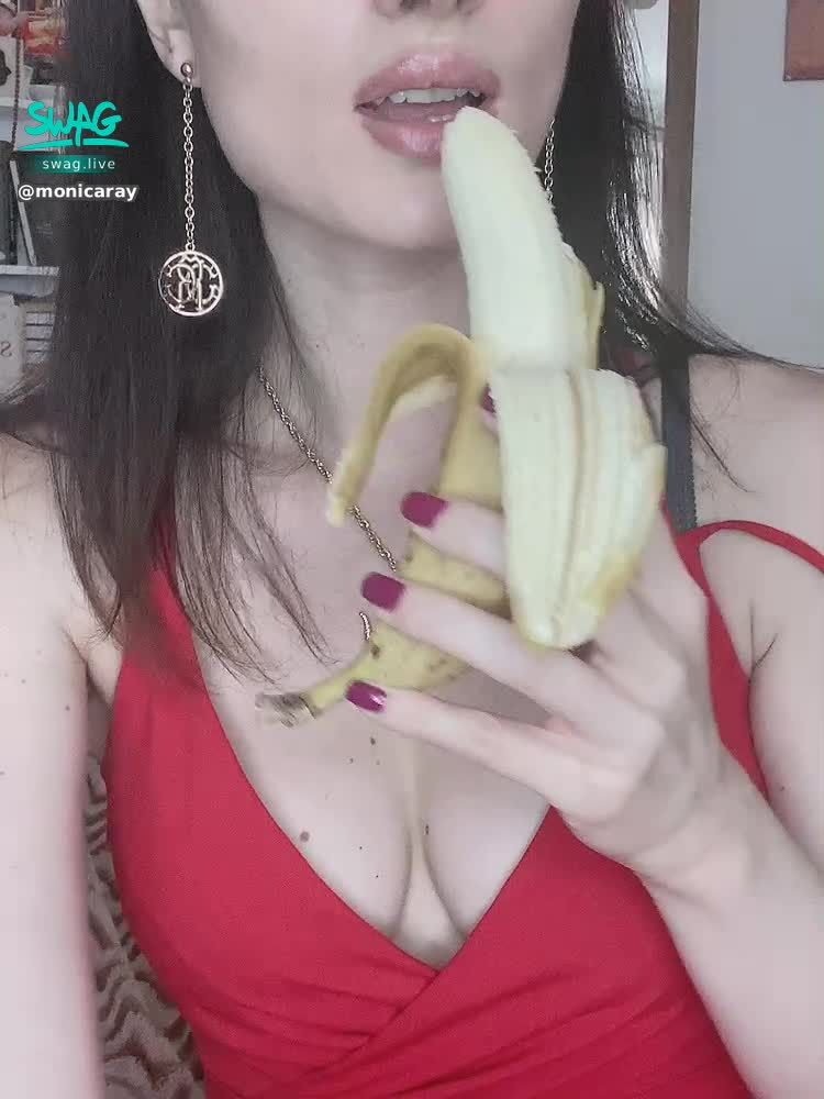 monicaray : Im hungry. Do i eat banana right? 😜