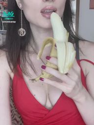 monicaray : Im hungry. Do i eat banana right? 😜