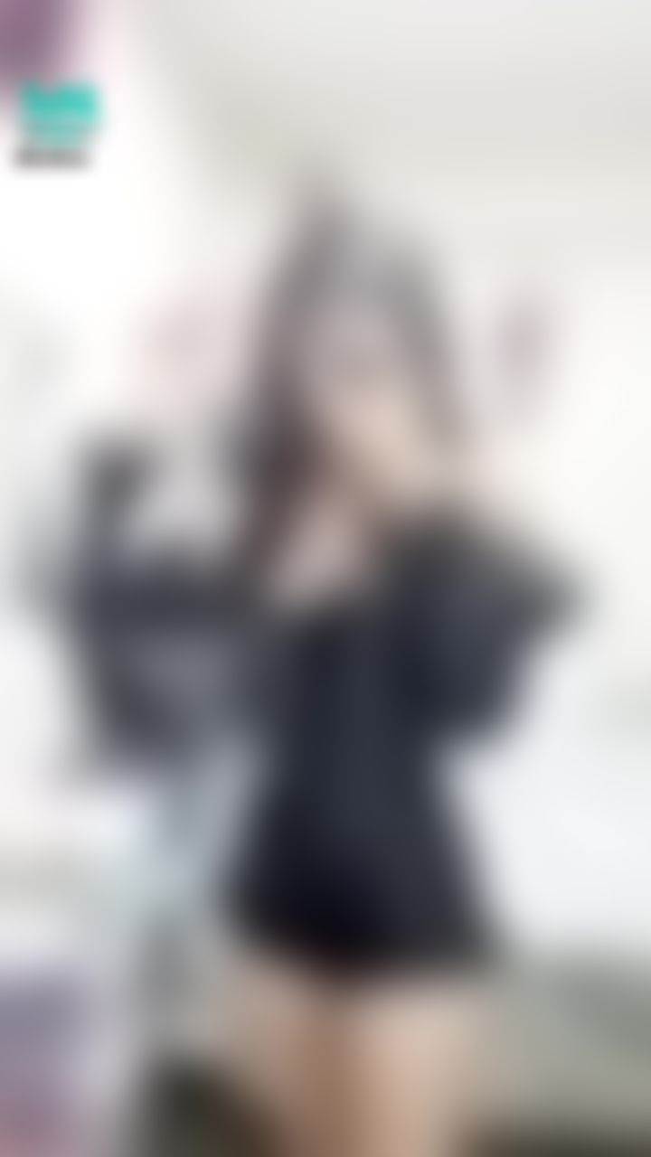 janicee : 泳衣背後的美臀曲線😈
性感設計款泳衣💓
隨著音樂搖擺💋
ready for summer💦
#泳衣 #低胸 #肩帶 #大腿 #鎖骨 #黑髮 #長髮 #性感 #swimsuit #裸足 #赤腳 #美臀 #乳溝