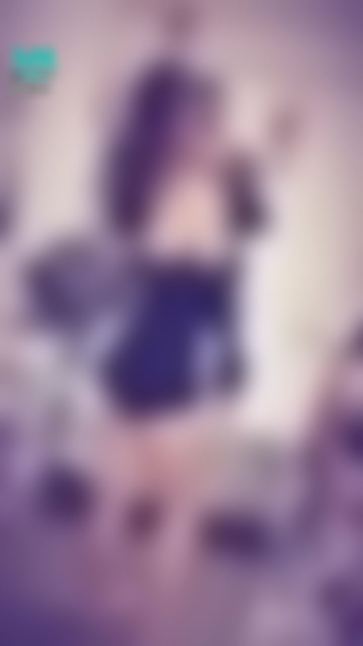 janicee : 轉過身，泳衣背後的美臀微笑線😈
性感低胸泳衣⭐⭐⭐
隨著音樂搖擺💋
ready for summer💦
#泳衣 #低胸 #肩帶 #大腿 #鎖骨 #黑髮 #長髮 #性感 #swimsuit #裸足 #赤腳 #美臀 #乳溝