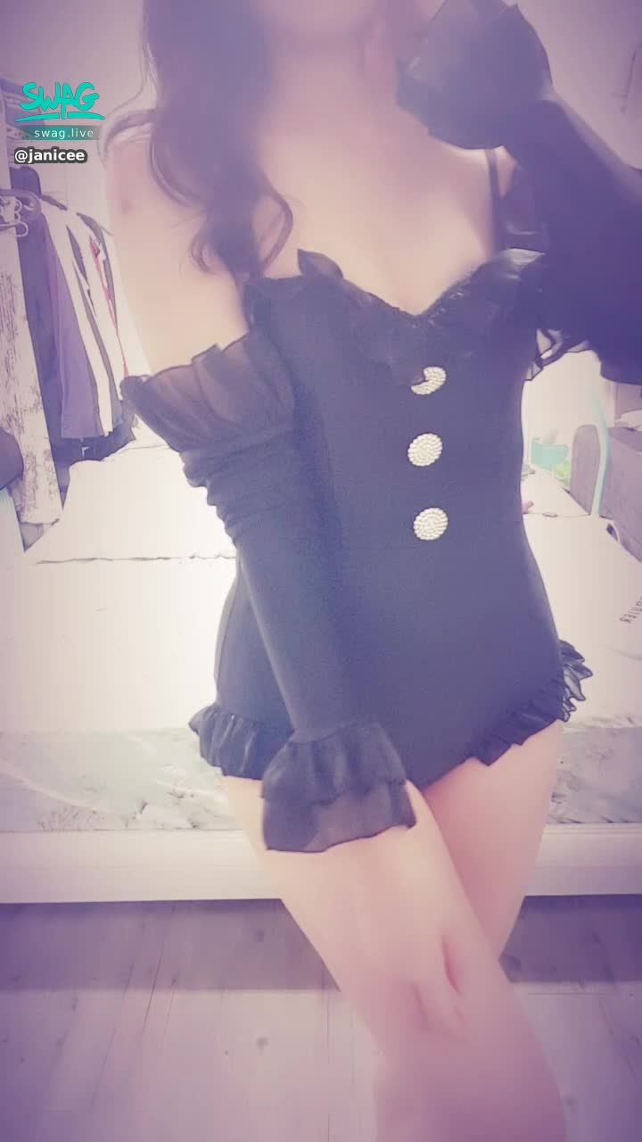 janicee : 換個視角觀看👀
背面美臀的微笑線😍
性感連身泳衣💓
隨著音樂搖擺💋
ready for summer💦
#泳衣 #低胸 #肩帶 #大腿 #鎖骨 #黑髮 #長髮 #性感 #swimsuit #大腿 #乳溝 #美臀 #美背 #微笑線