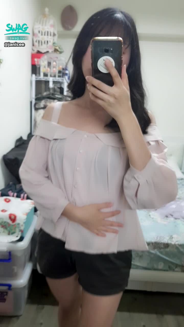janicee : 襯衫下透出的內衣顏色😈
bra under the shirt♥️
#shirt #shorts #襯衫 #短褲 #美腿 #黑髮 #長髮 #氣質 #鎖骨 #赤腳 #裸足