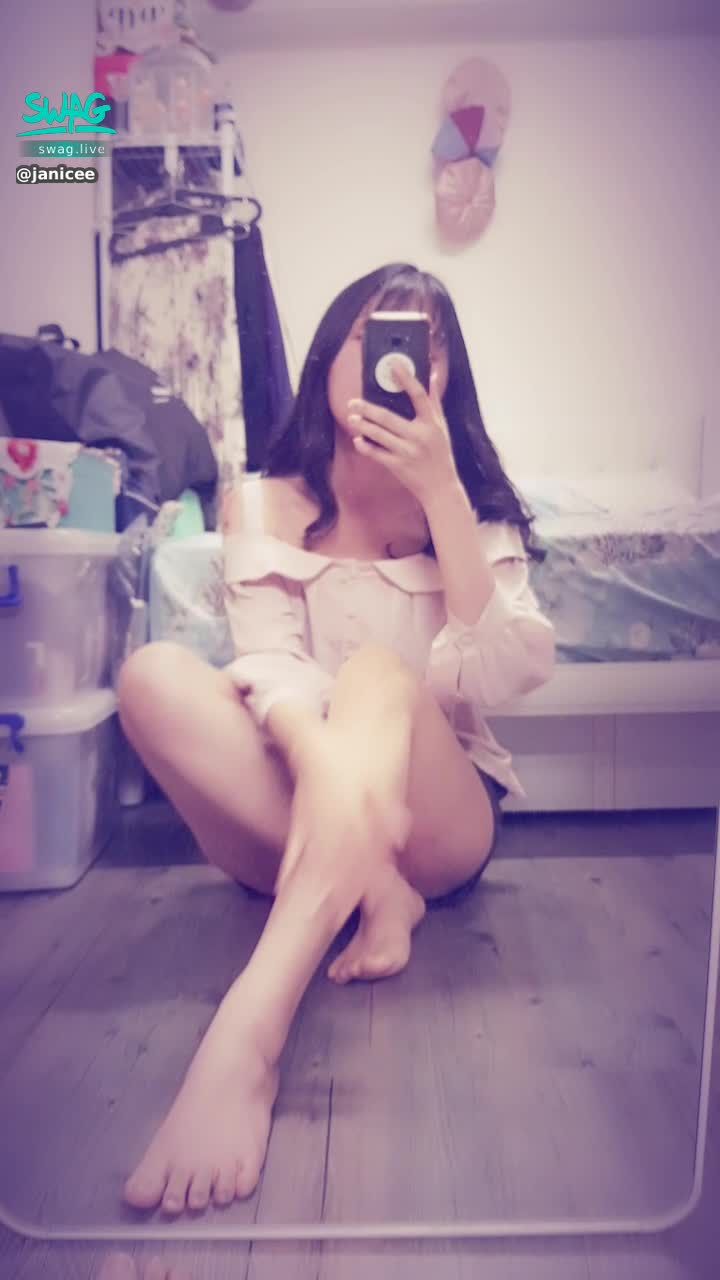 janicee : 短褲消失的坐姿😈
bra under the shirt♥️
#shirt #shorts #襯衫 #短褲 #美腿 #黑髮 #長髮 #氣質 #腳底 #赤腳 #裸足