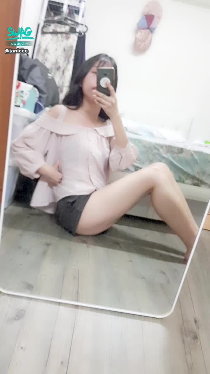 janicee : 性感坐姿⭐
襯衫下透出的牛仔內衣顏色😈
bra under the shirt♥️
#shirt #shorts #襯衫 #短褲 #美腿 #黑髮 #長髮 #氣質 #鎖骨 #赤腳 #裸足