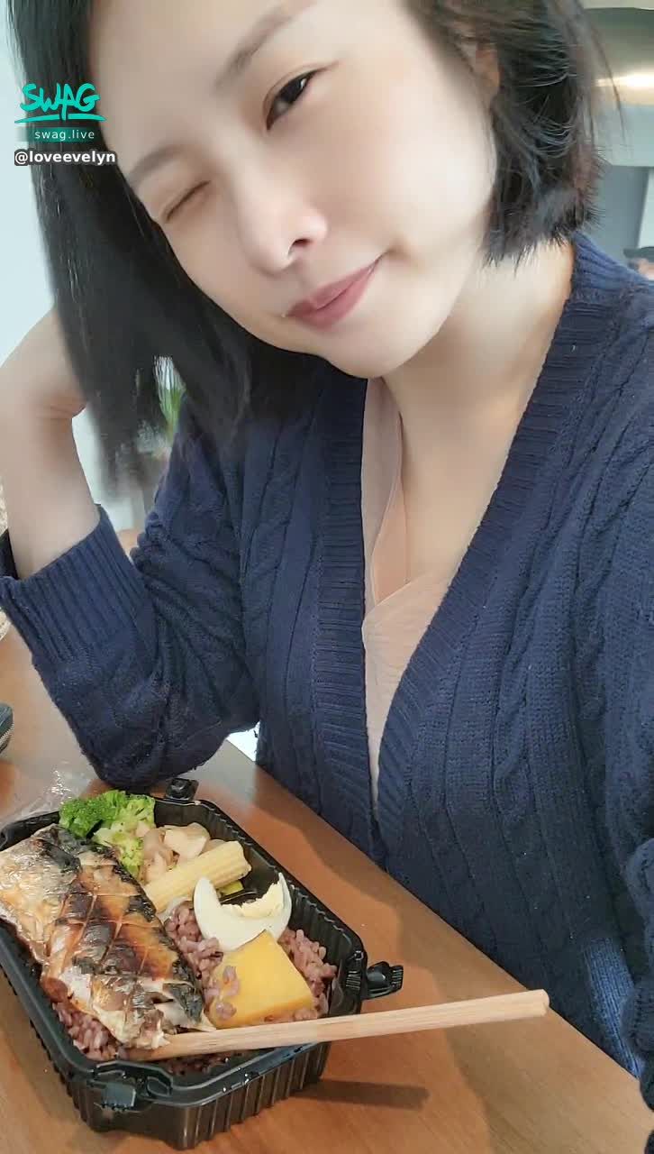 loveevelyn : 偷偷來一下使個小壞，嘻嘻🤫
來吃糧倉的鯖魚便當😋😋😋