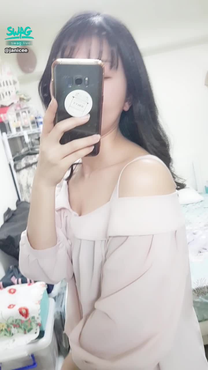 janicee : 側身的乳溝💋
襯衫下透出的內衣顏色💚
bra under the shirt😈
#shirt #shorts #襯衫 #短褲 #美腿 #黑髮 #長髮 #氣質 #鎖骨 #赤腳 #裸足 #乳溝