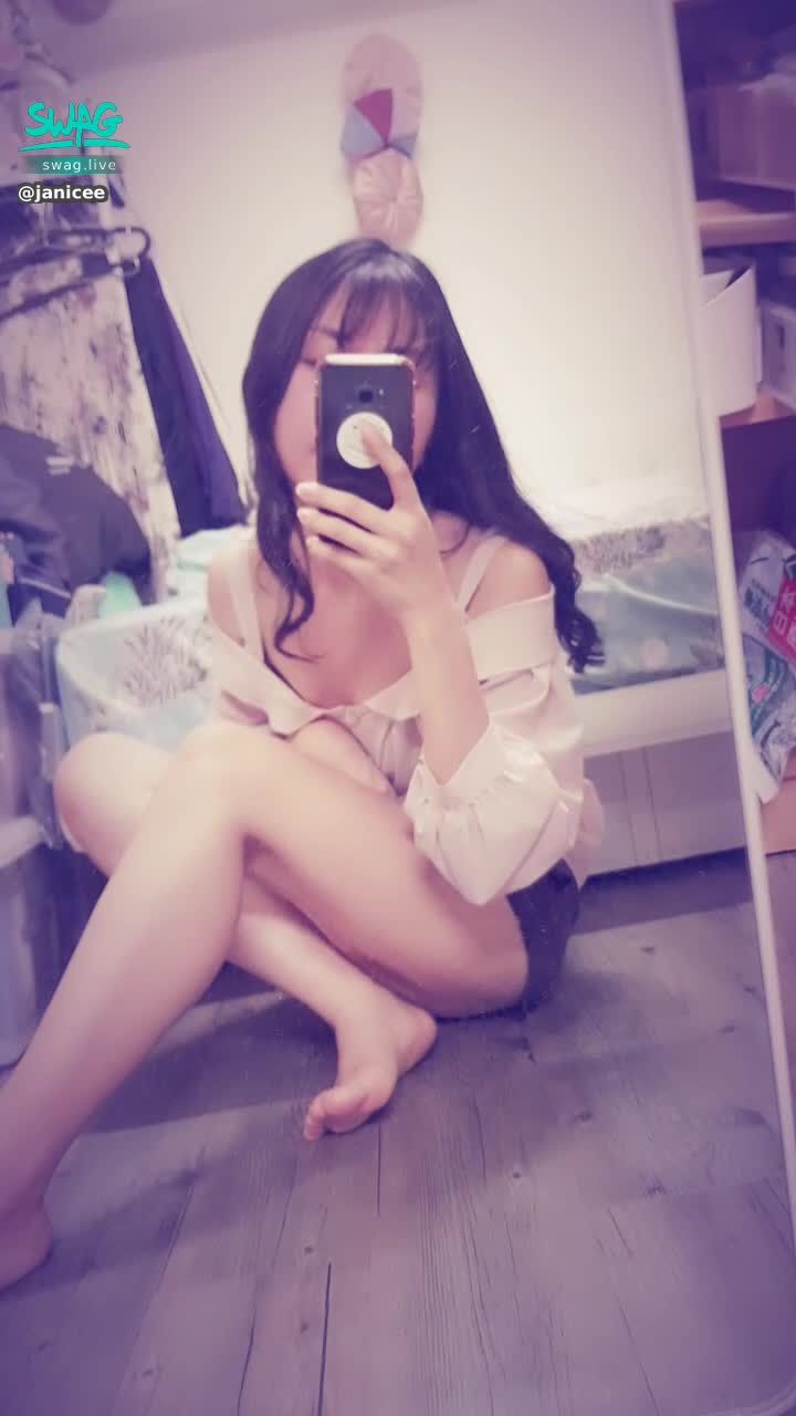 janicee : 拉低胸口👀
性感的溝影💓
襯衫下透出的內衣顏色😈
bra under the shirt♥️
#shirt #shorts #襯衫 #短褲 #美腿 #黑髮 #長髮 #氣質 #鎖骨 #赤腳 #裸足 #乳溝