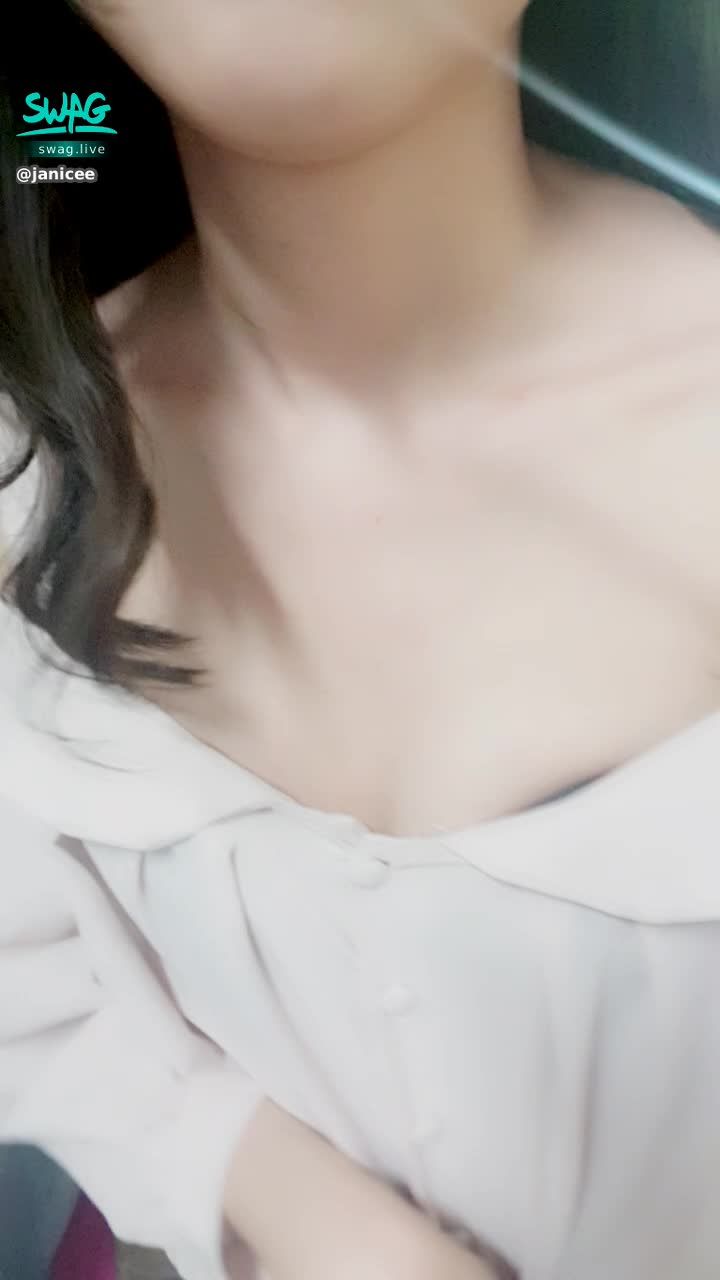 janicee : 拉低領口，誘惑一下😈
露出內衣的邊緣🌹
bra under the shirt♥️
#lips #shorts #襯衫 #黑髮 #長髮 #氣質 #鎖骨 #bra #嘴唇