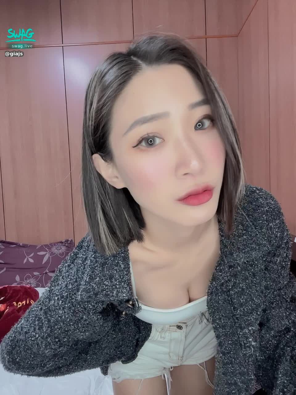  : I said yes, use your eyes to flip you over 🤪🤪🤪 How do you feel about electricity today?
If you are not satisfied, you can only have a meal date and experience Ranran's million-volt eyes. 😳
#禮拜天晚上10點陪我直播❤️ ❤️ #私訊解鎖更辣的 #性感 #sexy #吃飯約會 #giajs #然然