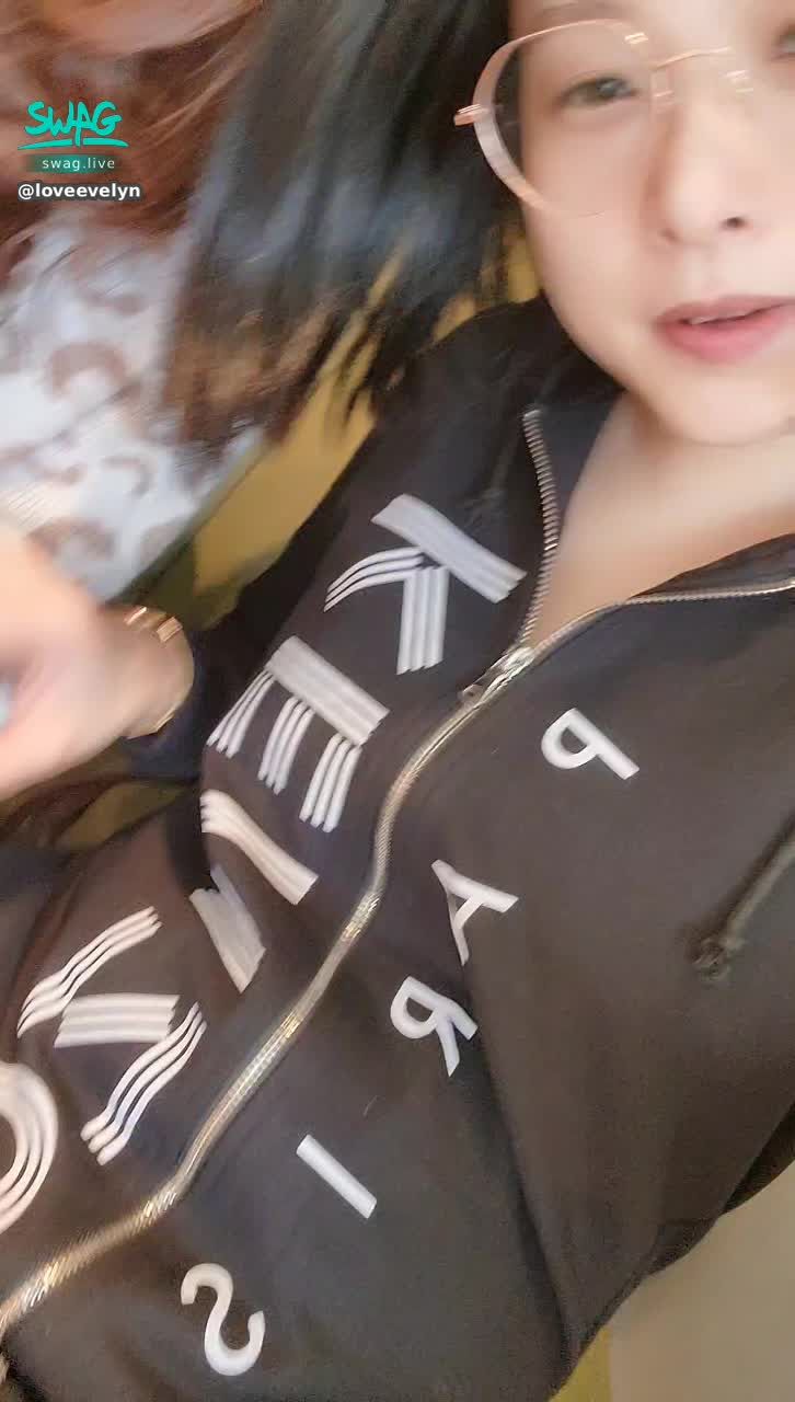 loveevelyn : 跟我的蕾伊寶貝💝
一起出門曬太陽殺殺菌
希望病毒趕快遠離我們💋💋💋