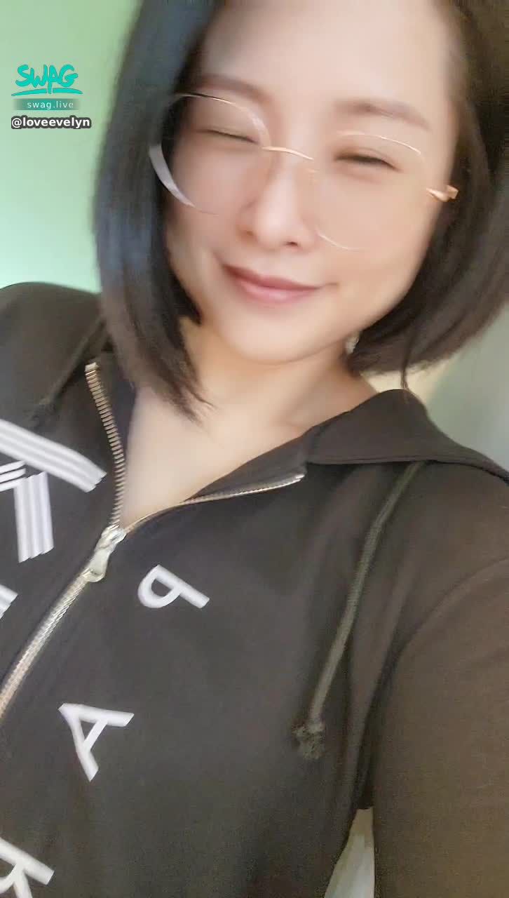 loveevelyn : Coffee, tea or me?蜜👅
使個小壞，微微露出😈
應該沒被別人發現吧？嘻嘻🤪🤪🤪