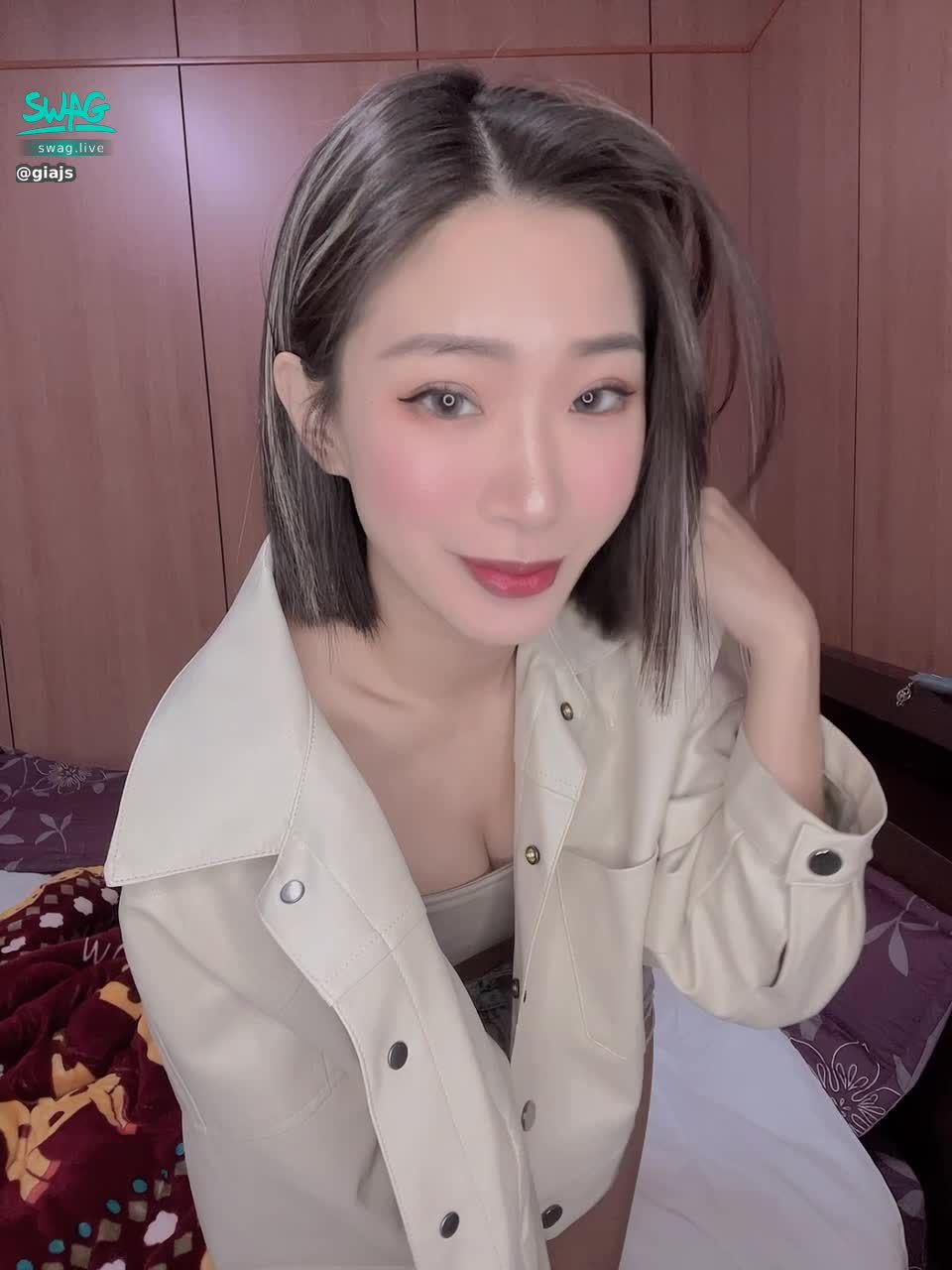 giajs : brush the presence ❤️ I really love my collarbone and my little grandma 🤪🤪🤪
But I still hope grandma can grow up a bit 😳
can you tell me where you like me ❤️
#私訊解鎖更辣的 #電眼 #鎖骨控 #性感 #sexy #吃飯約會 #giajs #然然