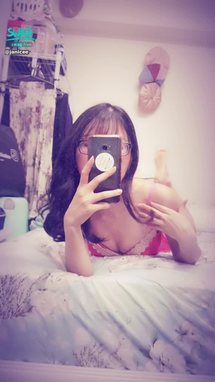  : Put down one shoulder strap and lie on the bed 😈
sexy neck skin 🌹
ready to show chest 😍
cute feet 💖
Red Low Cut Pajamas 🎀
rouge ♥️
#黑髮 #長髮 #氣質 #鎖骨 #低胸 #細肩帶 #睡衣 #美腿 #裸足 #赤腳 #腳趾 #肩膀 #趴 #乳溝 #黑框 #粗框 #眼鏡 #腳底