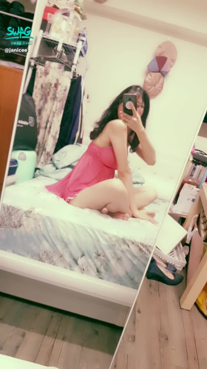  : lazy sitting on bed 💋
Sexy neck skin and bare feet 🌹
cute feet 💖
red low cut pajamas 🎀
rouge ♥️
#黑髮 #長髮 #氣質 #鎖骨 #低胸 #細肩帶 #睡衣 #美腿 #裸足 #赤腳 #腳趾 #肩膀 #趴 #乳溝 #黑框 #粗框 #眼鏡 #腳底