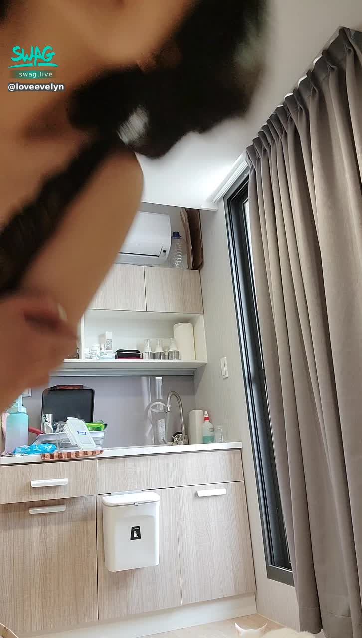 loveevelyn : 穿這樣出門去溜狗狗😈科學嗎？🤪