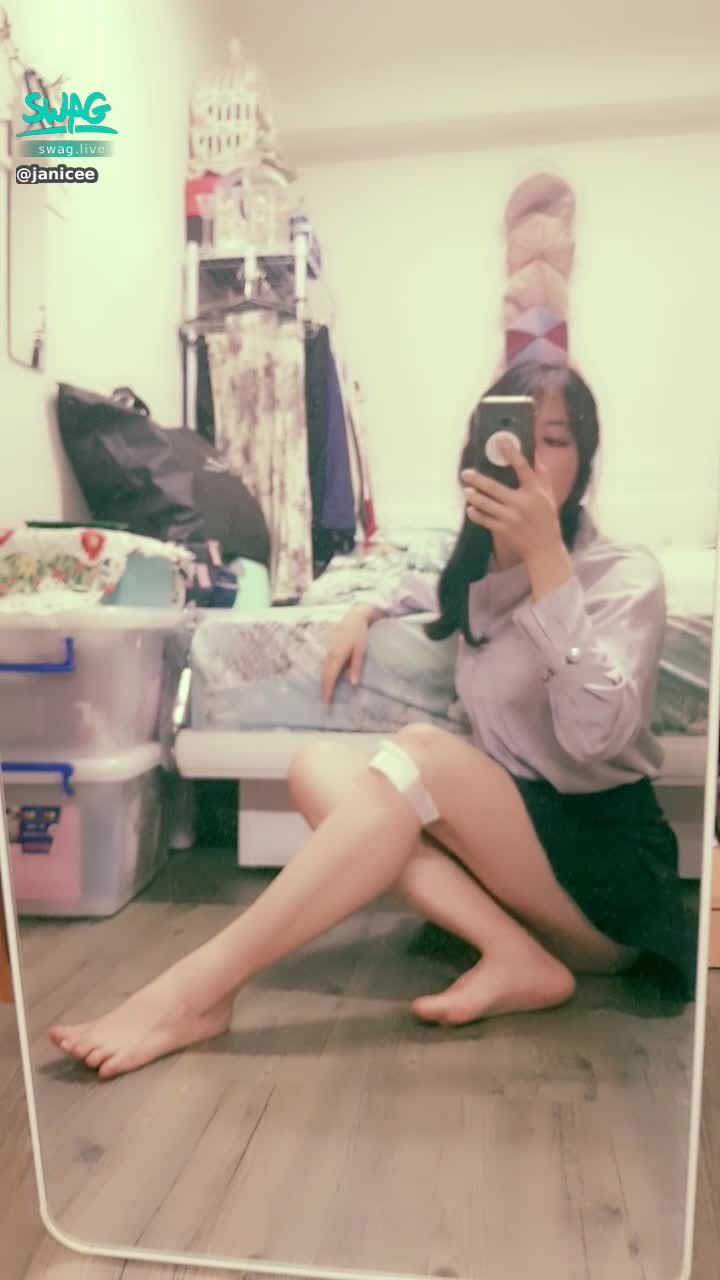 janicee : 地板上曝光的坐姿😈
黑短裙的小秘書上線了💖
人生第一次溜冰滑到😥
膝蓋的傷一直嚇到路人💦
out of office♥️
#OL #襯衫 #短裙 #美腿 #裸足 #赤腳 #長髮#黑髮 #腳趾 #裙底