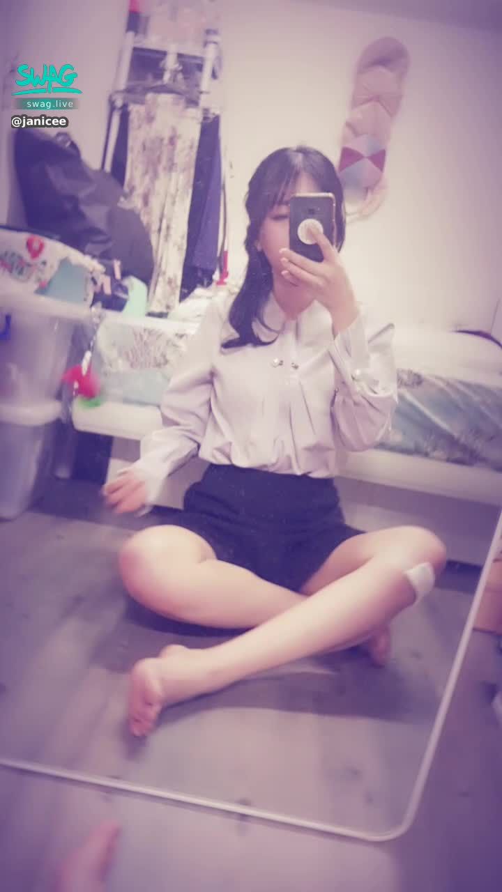 janicee : 玫瑰與短裙的裙底👀
地板上曝光的坐姿😈
黑短裙的小秘書上線了💖
人生第一次溜冰滑到😥
膝蓋的傷一直嚇到路人💦
out of office♥️
#OL #襯衫 #短裙 #美腿 #裸足 #赤腳 #長髮#黑髮 #腳趾 #裙底
