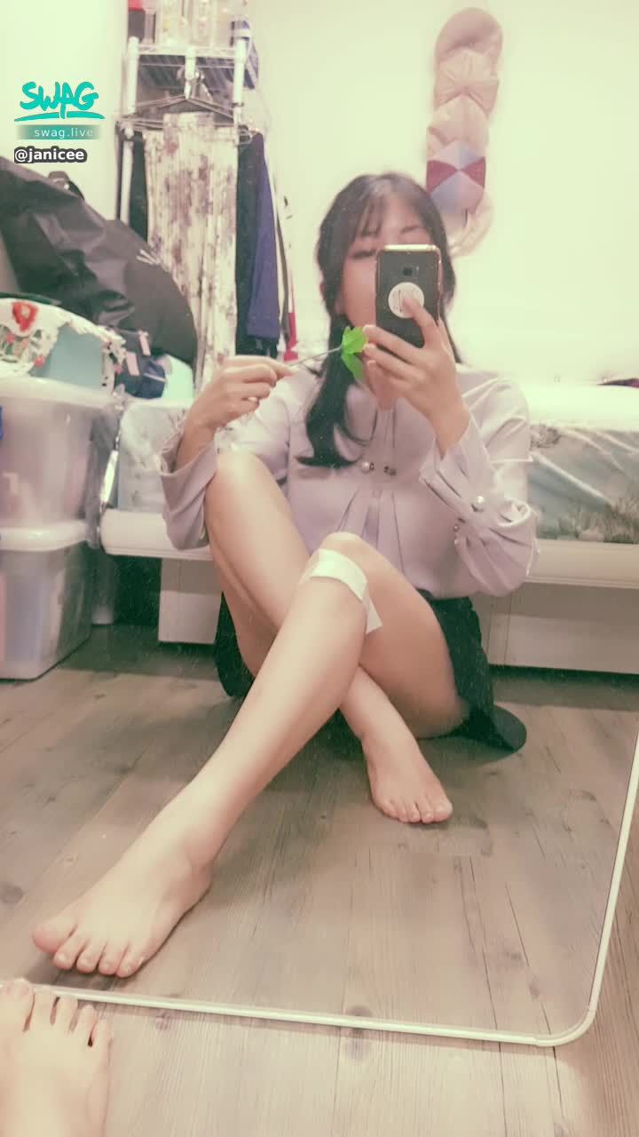 janicee : 地板上短裙曝光的坐姿😈
帶著荊棘的玫瑰🌹
黑短裙的小秘書上線了💖
人生第一次溜冰滑到😥
膝蓋的傷一直嚇到路人💦
out of office♥️
#OL #襯衫 #短裙 #美腿 #裸足 #赤腳 #長髮#黑髮 #腳趾 #裙底 #腳底